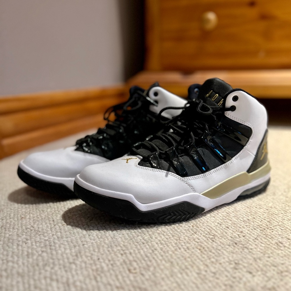 Jordan Max Aura ‘White, Black, & Gold’ AQ9084-107